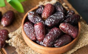 Read more about the article 10 Reasons To Snack On Dates This Winter