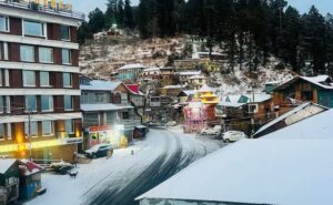 Read more about the article Shimla Gets Season’s First Snow, White Roads Welcome Tourists In Himachal Pradesh, Jammu And Kashmir