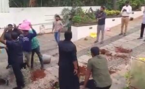 Read more about the article Tomatoes Thrown, Protest Outside Allu Arjun’s Home Over Stampede Death