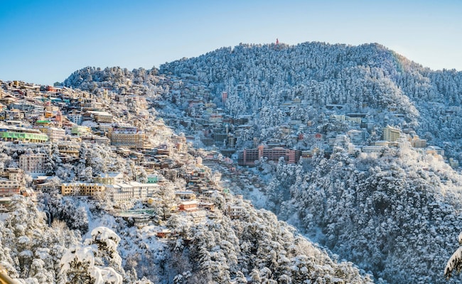 Read more about the article Fresh Snowfall In Shimla Surprises Tourists And Leaves Them Amazed