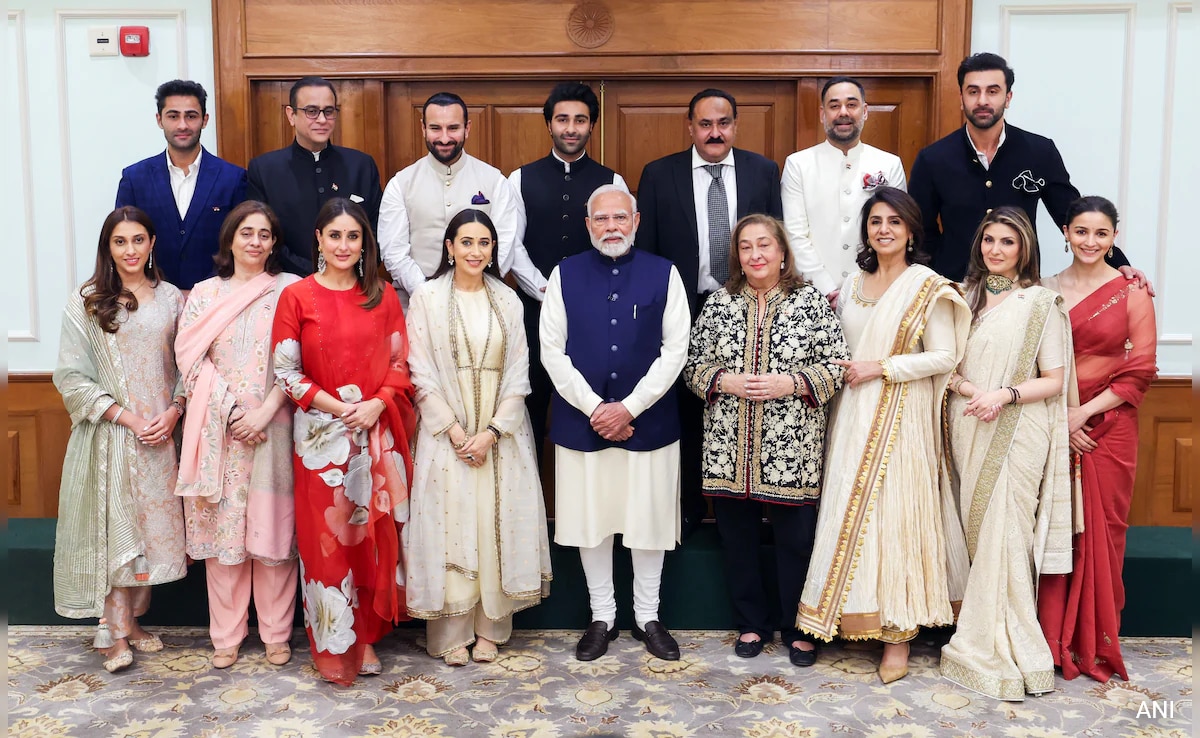 Read more about the article What Kapoor Family Discussed On Family WhatsApp Group Before Meeting PM