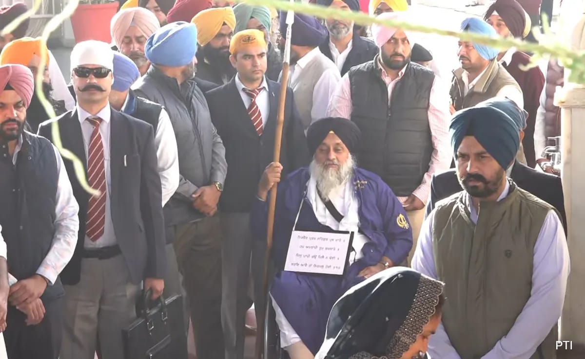 Sukhbir Badal Services As 'Sewadar' At Takhat Sri Kesgarh Sahib In Punjab