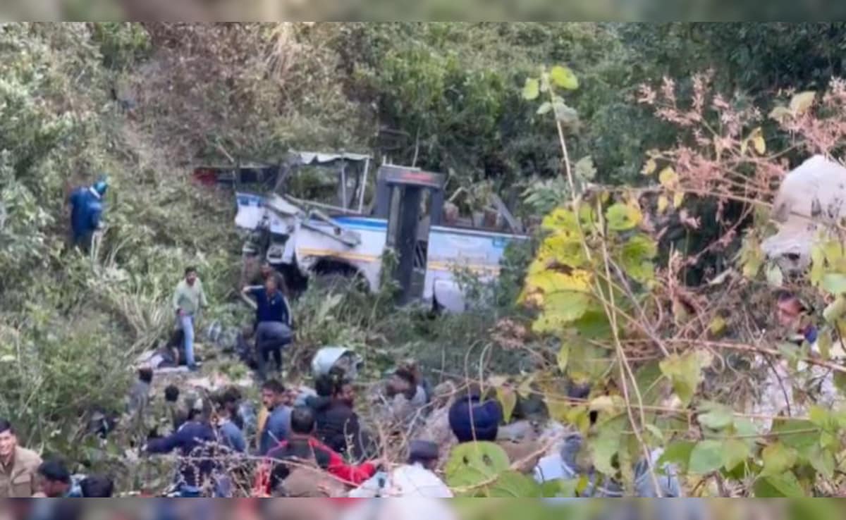 Read more about the article Bus Falls Into Gorge In Uttarakhand While Trying To Avoid Car On Wrong Side, 4 Killed