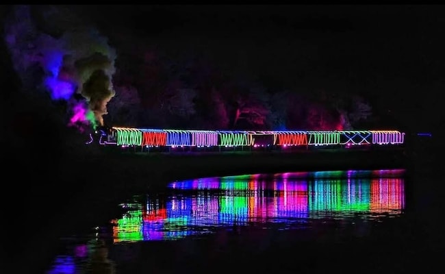 Read more about the article The ‘Christmas Train Of Lights’ Captured During Trial Run In England Leaves Viewers Mesmerized