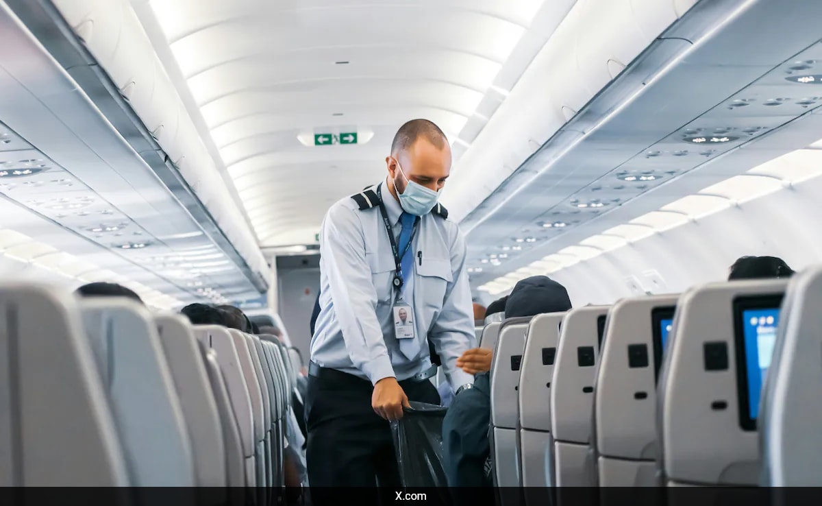 Read more about the article Pilot Reveals The Truth Behind The Mysterious ‘Ding’ Sounds On Flights