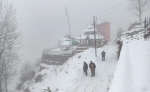 Read more about the article Himachal Pradesh, J&K, Covered In Heavy Snow, Smog Grips Delhi-NCR