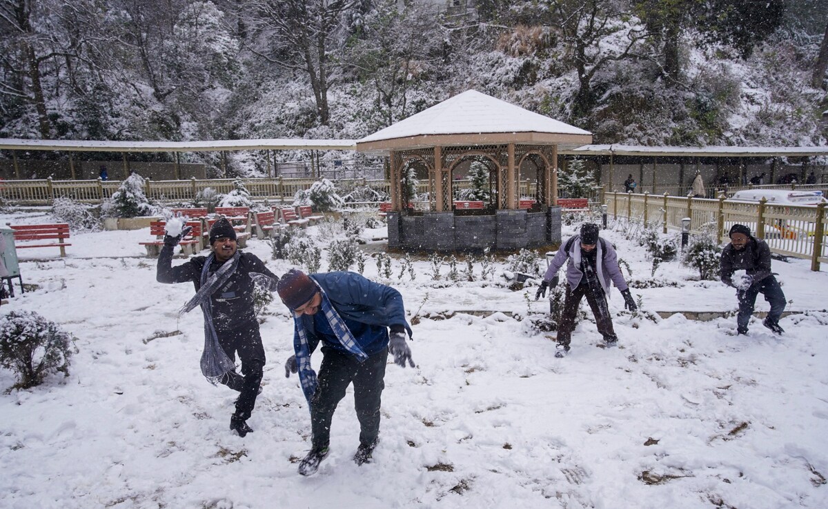 Read more about the article Despite Manali Traffic Nightmare, People Enjoy Snowfall In Himachal Pradesh