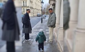 Read more about the article A Picture-Perfect Moment Featuring Sonam Kapoor, Anand Ahuja And Their Son Vayu