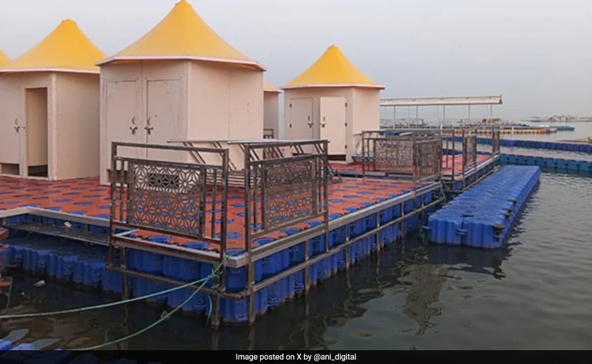 Mahakumbh 2025: A Floating Jetty For Devotees To Bath And Change Clothes