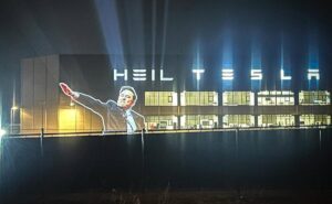 Read more about the article Controversial Image Of Elon Musk Displayed On Tesla Factory In Germany