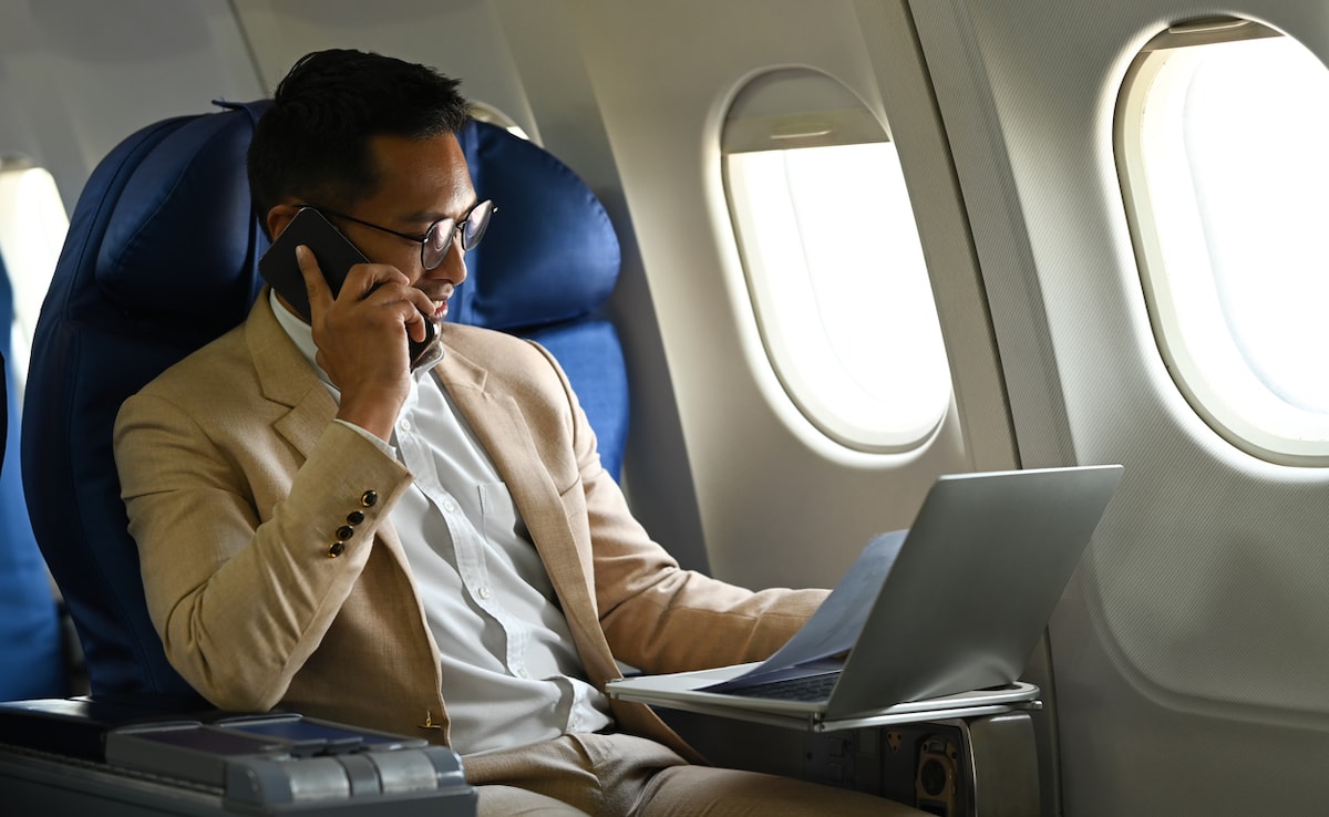 Read more about the article To Wi-Fi Or Not To Wi-Fi On A Plane? Pros And Cons Of Using Internet At 30,000 Feet