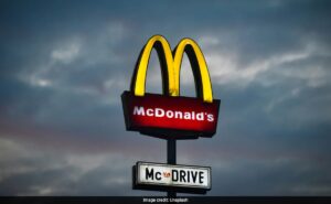 Read more about the article Over 700 Young Workers Sue McDonald’s UK, Allege Harassment, Racism