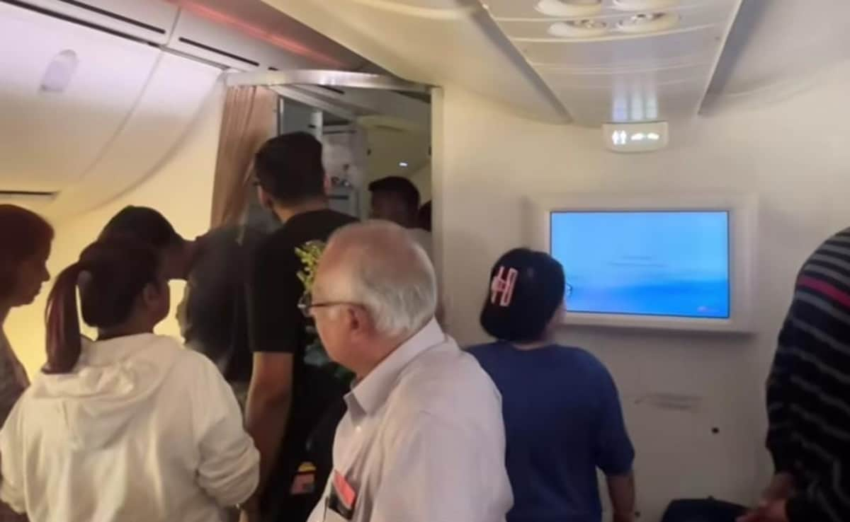 Read more about the article Viral Video Claims Air India Passengers Were Stuck In Plane For Hours Without AC. Watch Inside