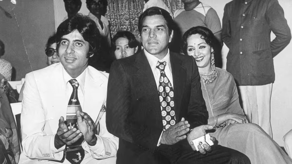 Amitabh Bachchan and Hema Malini arrive to pay their last respects to legendary actor Dharmendra- Watch – Firstpost