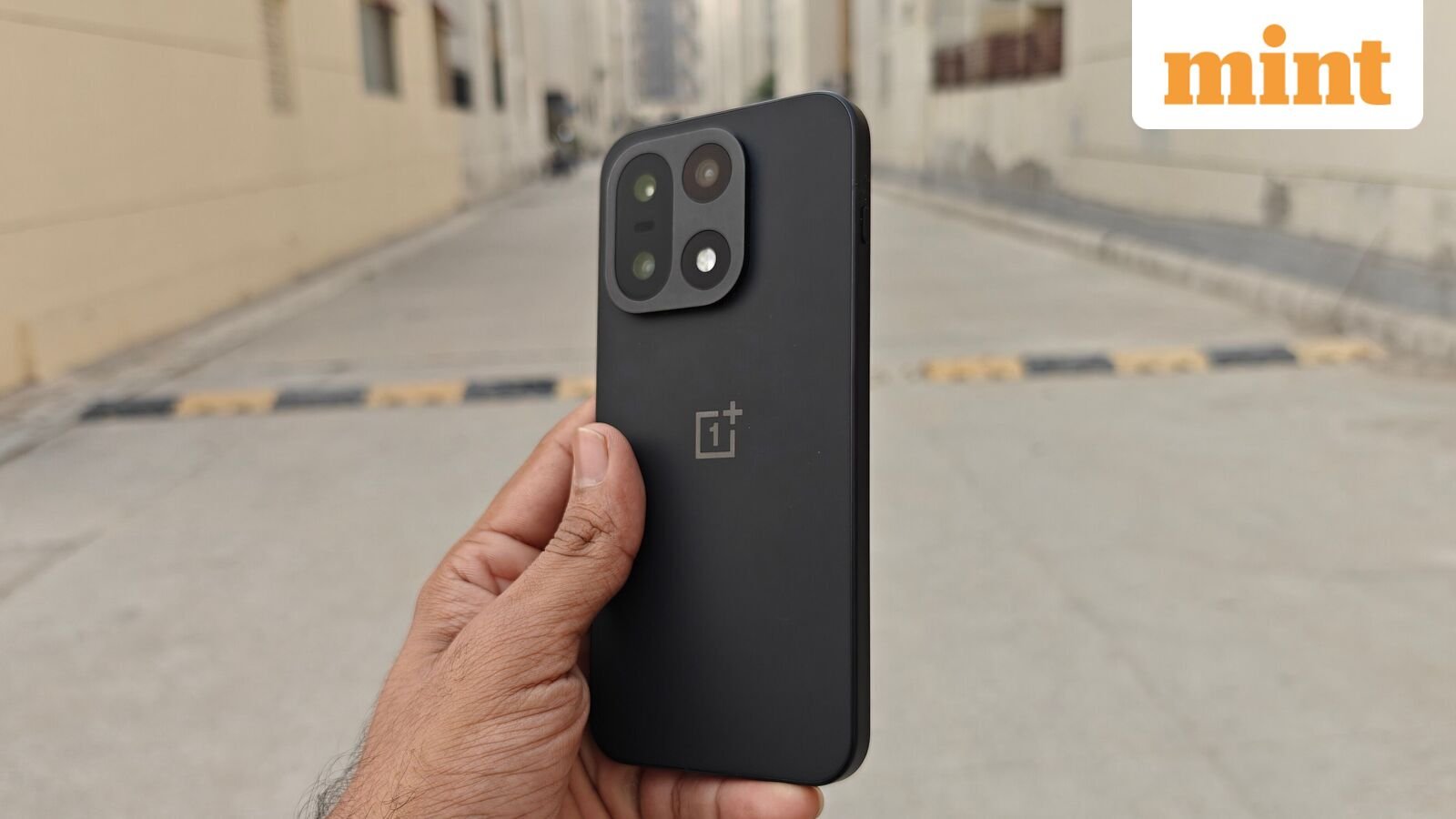OnePlus 15 features a triple camera setup