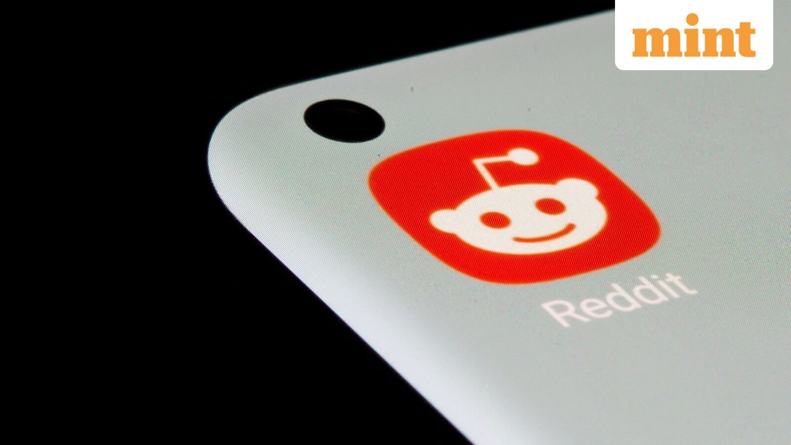 FILE PHOTO: Reddit app is seen on a smartphone in this illustration taken, July 13, 2021. REUTERS/Dado Ruvic/Illustration/File Photo