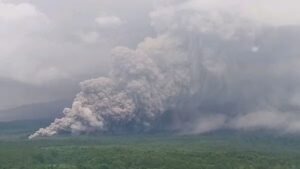 Read more about the article Indonesia’s Semeru volcano spewing ash clouds several kms into sky, govt issues highest-level alert – Firstpost