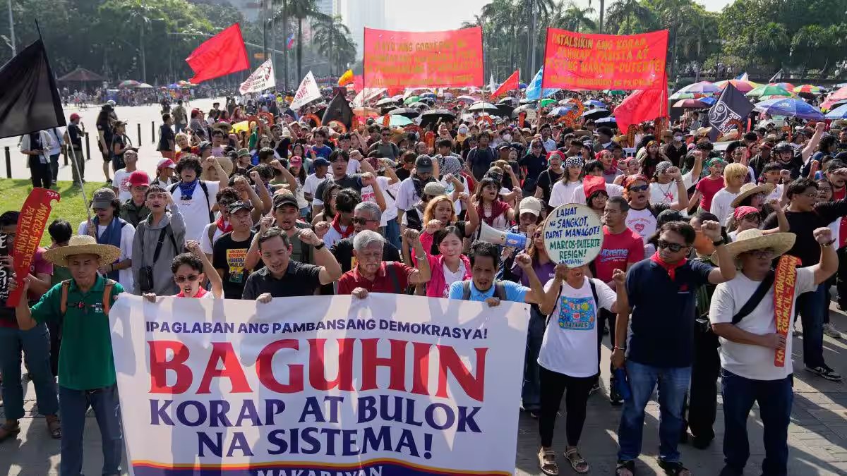 Thousands protest in Philippines against massive corruption scandal, calls for prosecution of mass officials – Firstpost