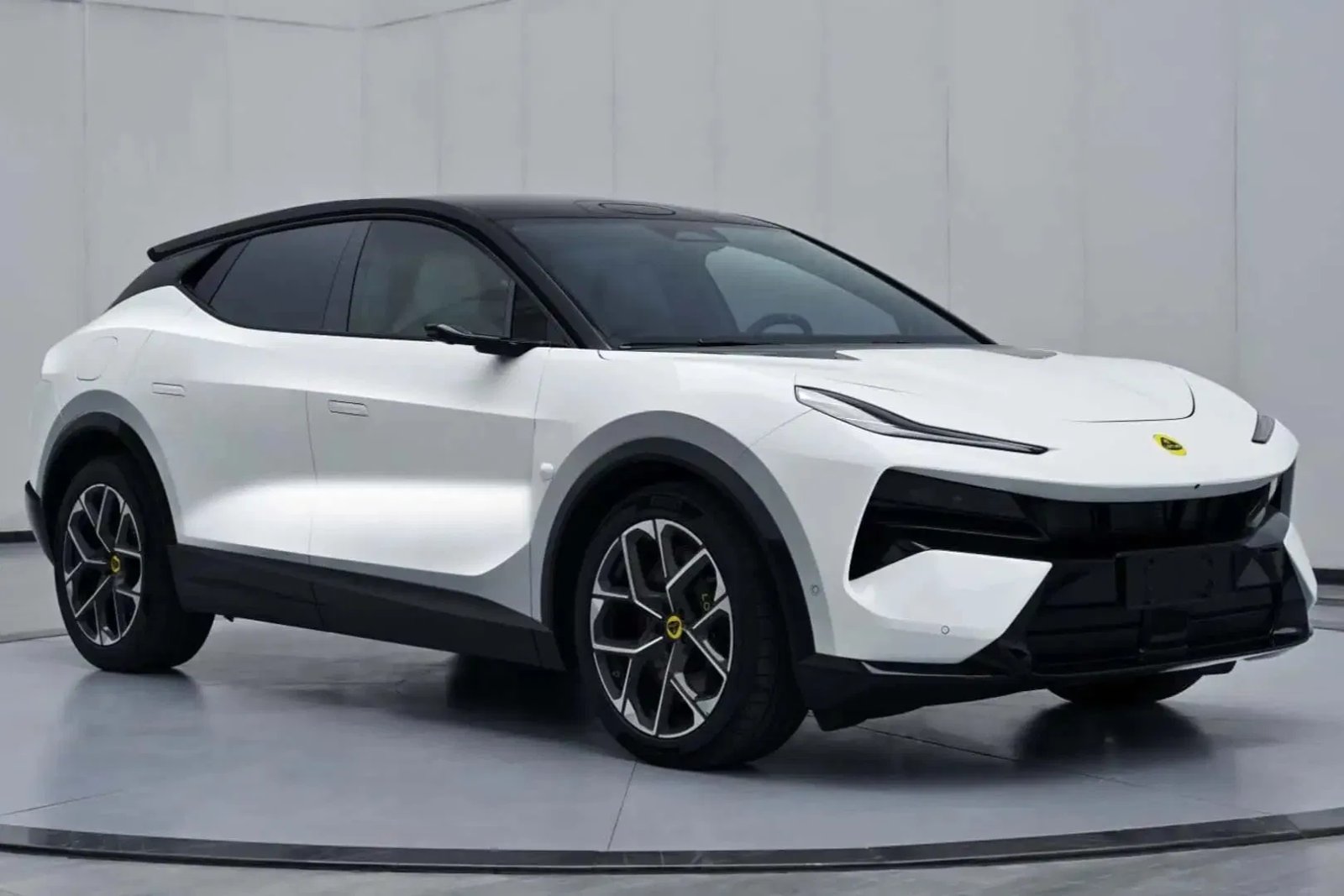 Read more about the article 952hp Lotus Eletre plug in hybrid unveiled as brand's first PHEV