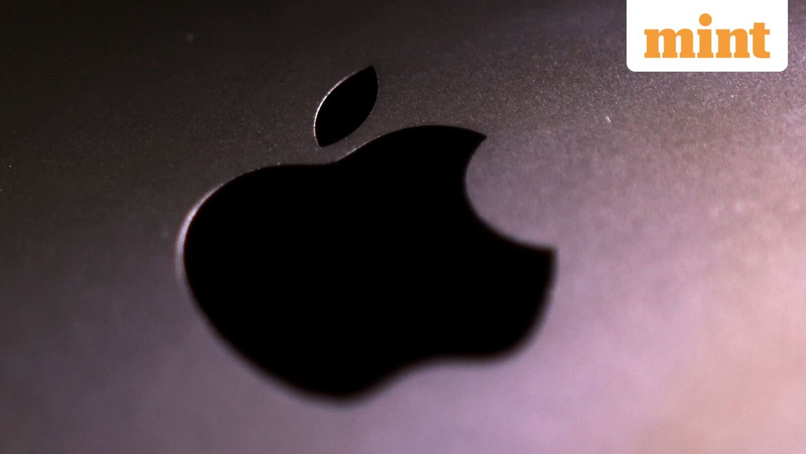 FILE PHOTO: Apple logo is seen in this illustration taken September 24, 2025. REUTERS/Dado Ruvic/Illustration/File Photo