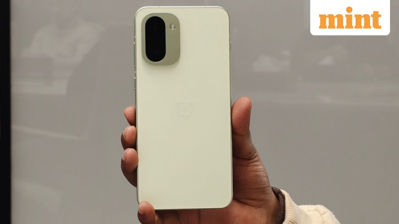 Read more about the article OnePlus 15R to offer 7,400mAh battery and 165Hz display at 17 December launch: What we know so far