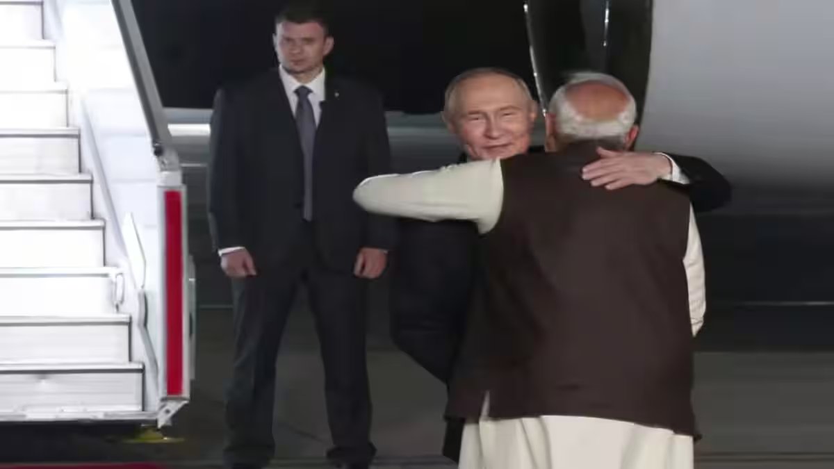 PM Modi receives President Putin at Delhi airport, both leaders travel in same car – Firstpost