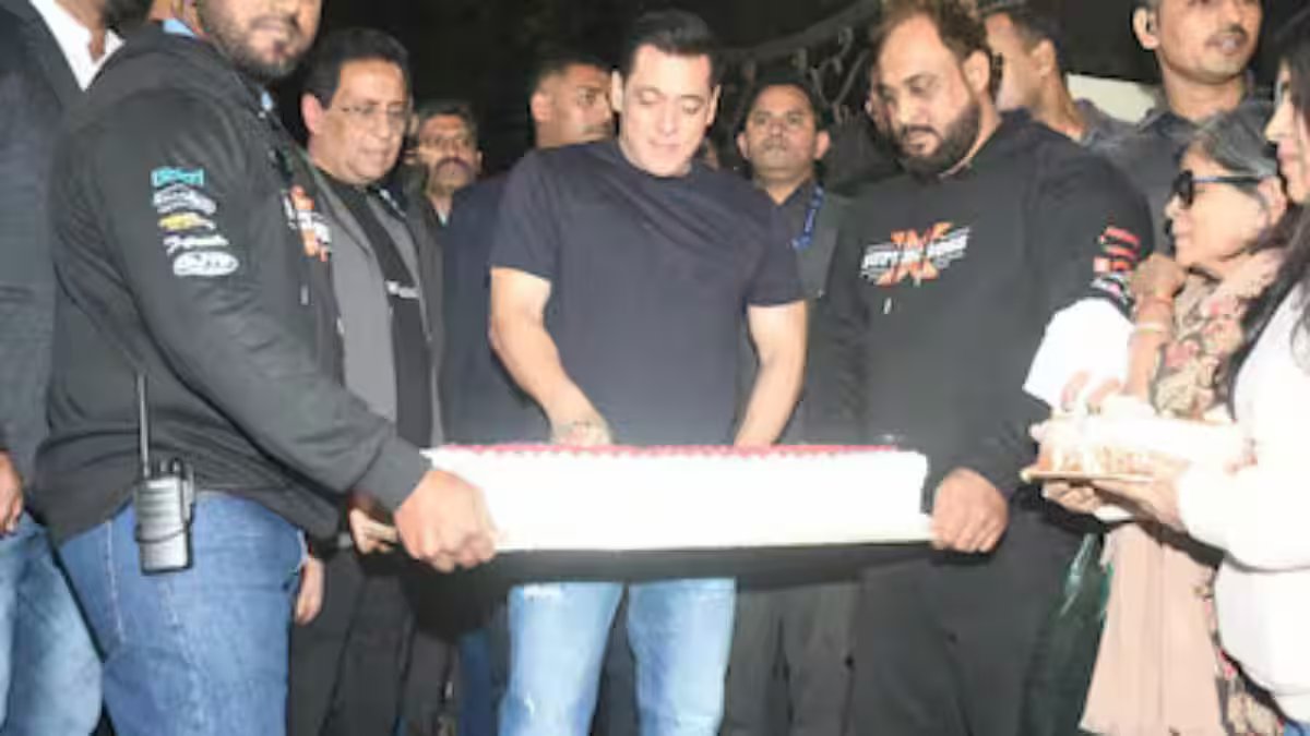 Actor celebrates his birthday with friends and family at farmhouse, cuts the cake with paparazzi- Watch – Firstpost