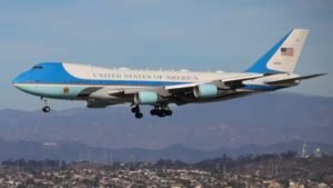 Read more about the article Trump’s Air Force One returns after technical snag, he will now fly a back-up aircraft to Davos – Firstpost