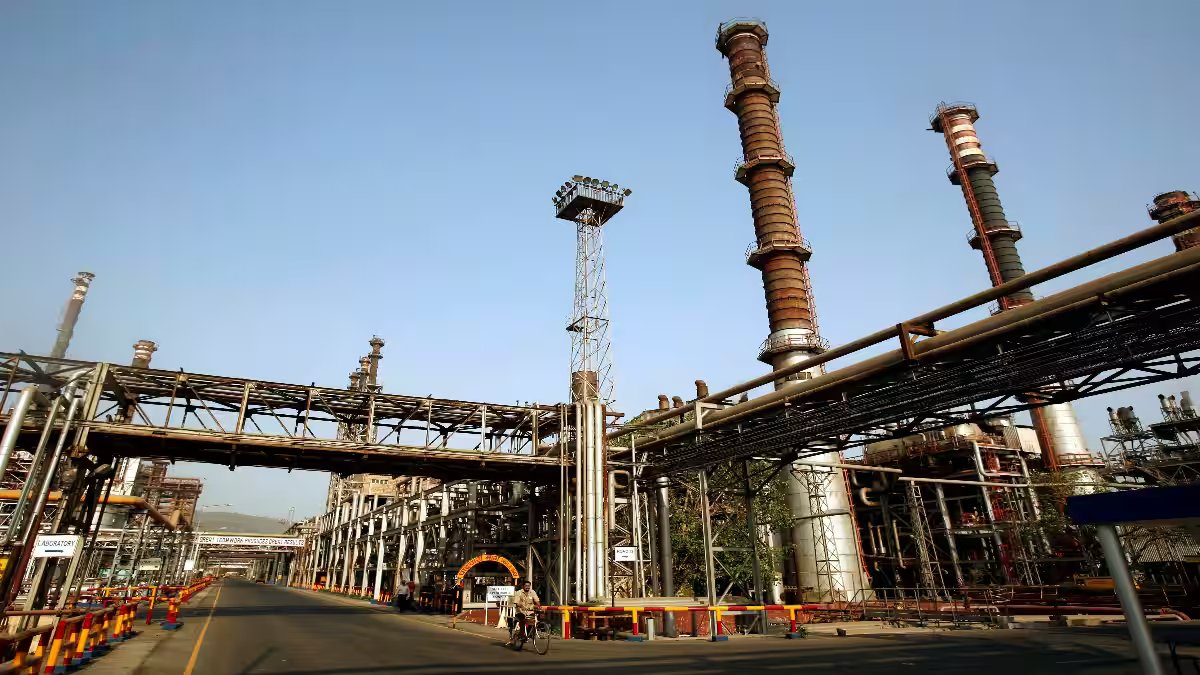 India asks refiners for weekly Russian oil import details amid US trade talks: Report – Firstpost