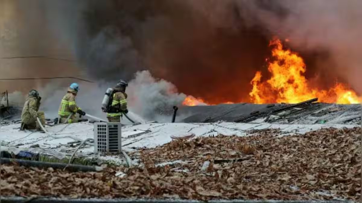 Fire crews battle huge fire in Seouls Gangnam slum – Firstpost