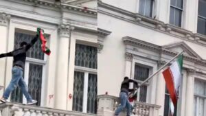 Read more about the article Protester replaces Iranian regime flag at London embassy amid global unrest