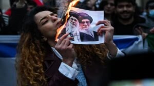 Read more about the article How Ayandeh Bank failure triggers protest in Iran – Firstpost