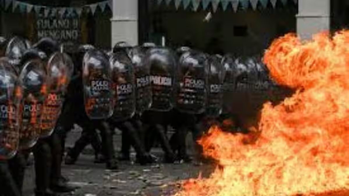 Argentina: Protesters clash with police during rally against Milei's labour reforms