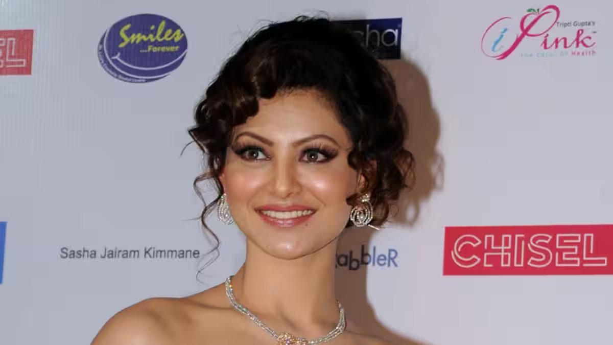 Actress Urvashi Rautela cuts world's most expensive 7-tier diamond-studded birthday cake worth ₹16 Crore: WATCH – Firstpost